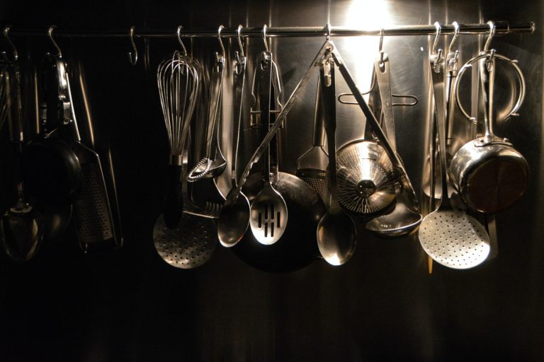 הכשרת המטבח לפסח – סירים, סכו"ם, שיש וכיור